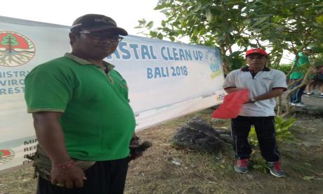 Clean Up Beach Di Pantai Matahari Terbit
