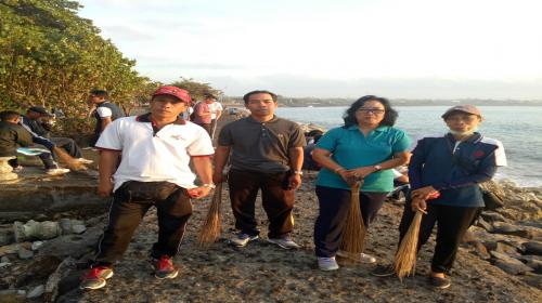 Clean Up Beach Di Pantai Matahari Terbit