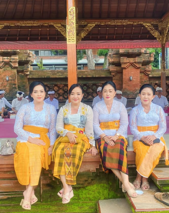 Persembahyangan ring Rahina Suci Saraswati
