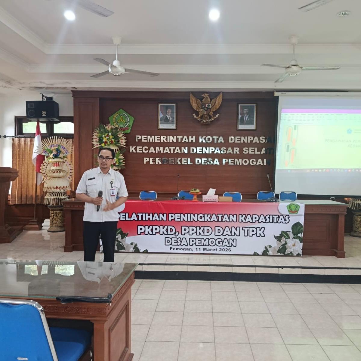 Pelatihan peningkatan kapasitas PKPKD, PPKD dan TPK di desa pemogan kecamatan denpasar selatan.